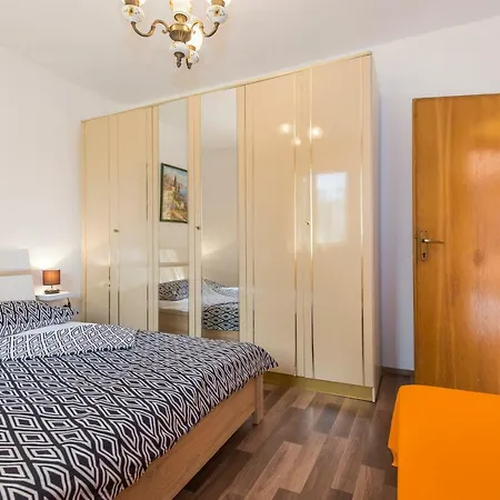 Apartman Korina アパート *
